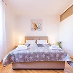 Bobo 2br Apartment